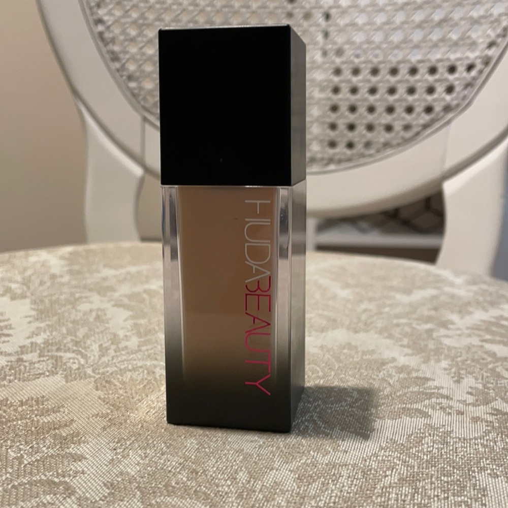 HUDA BEAUTY #FAUXFILTER FOUNDATION